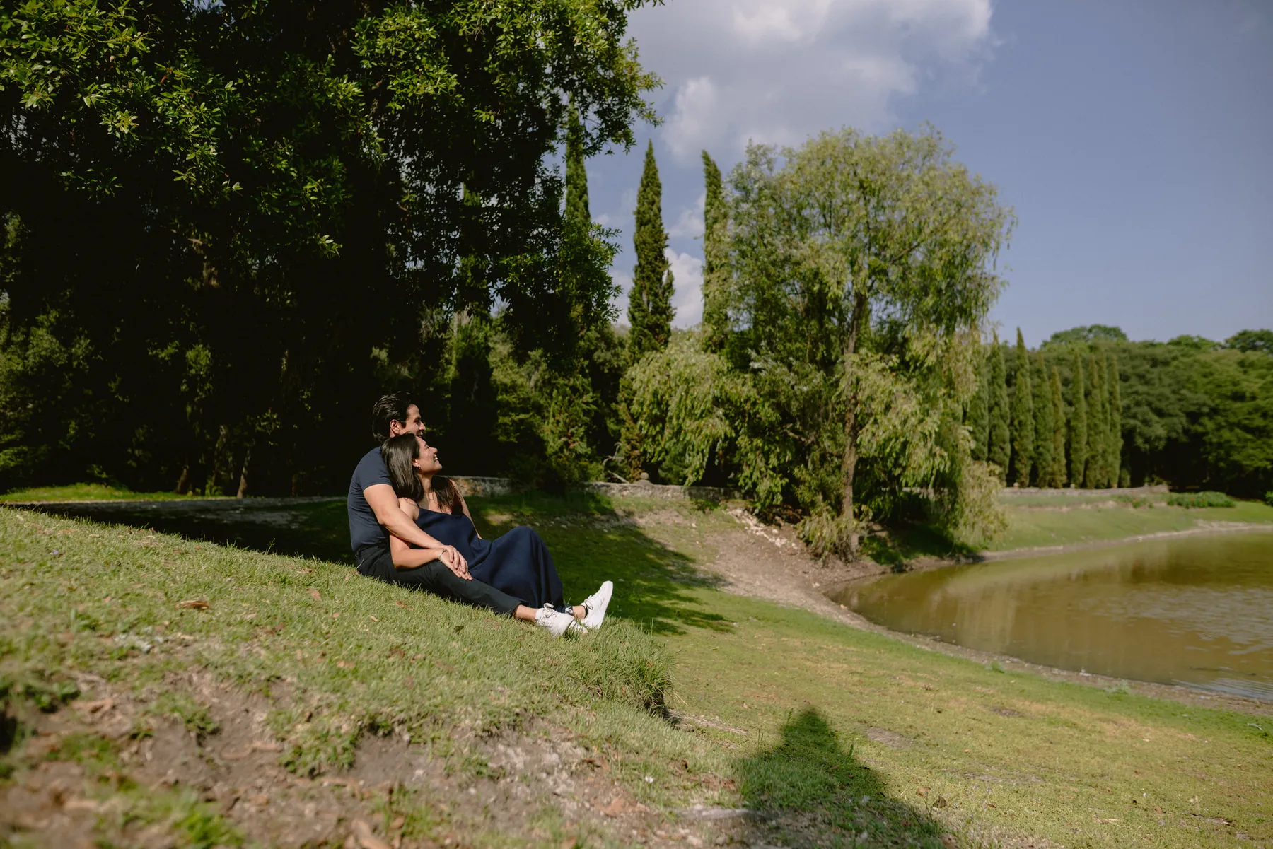 Ana y David junto al lago